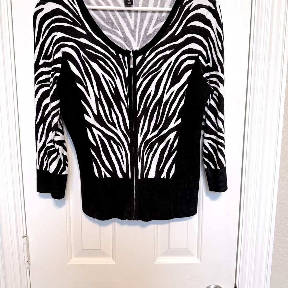 Black and White Market Zebra Sweater Size M